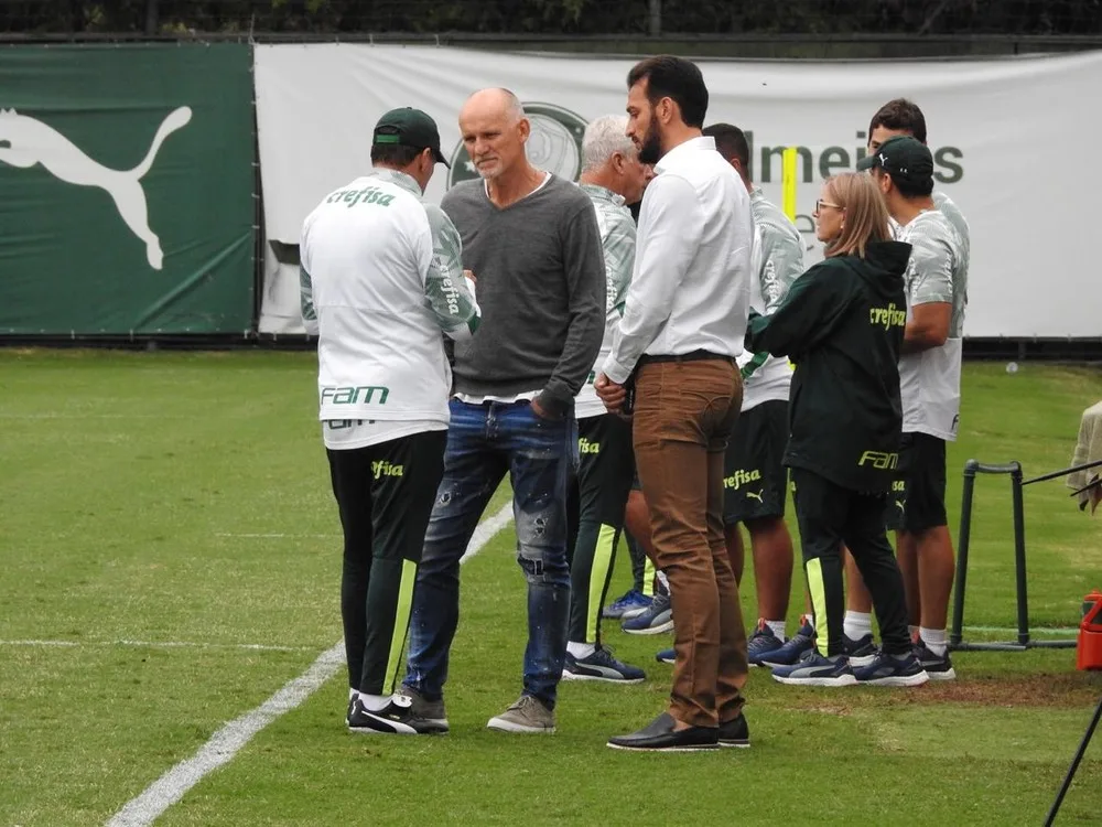 Taffarel, preparador de goleiros da Seleção, visita elenco do Palmeiras durante treino na Academia