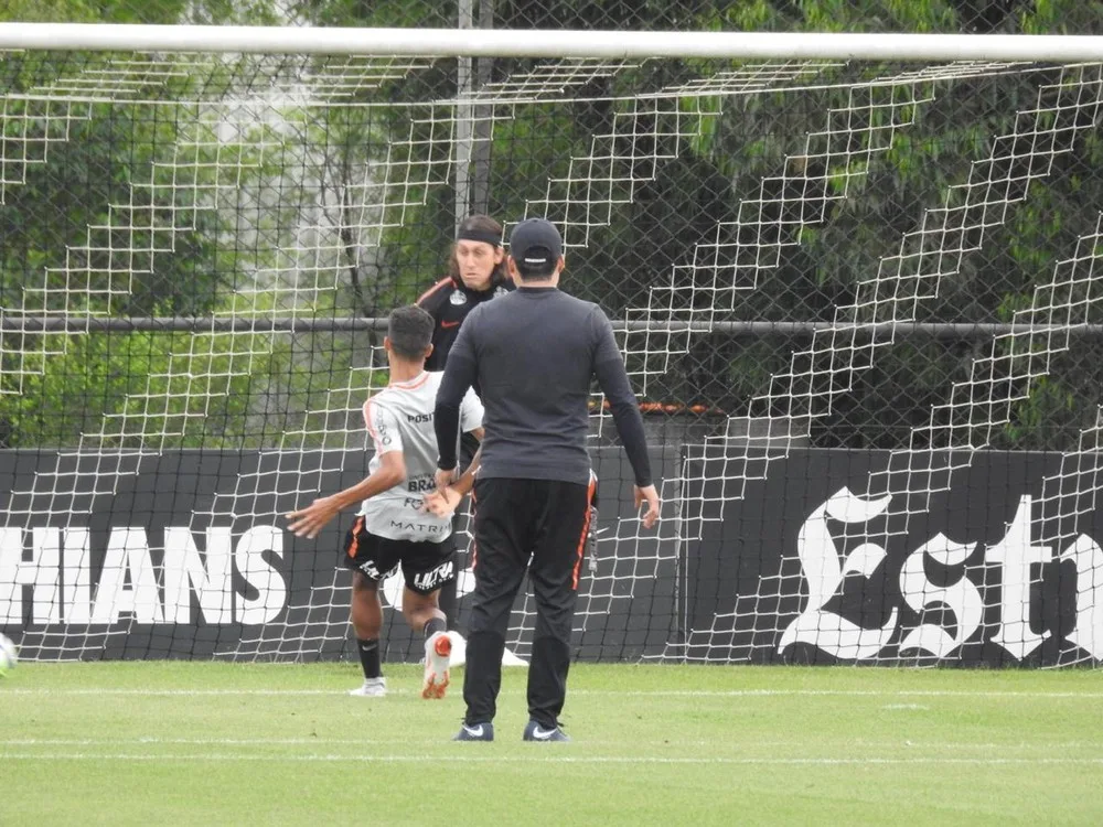 Vitória x Corinthians: trabalhos retomados com coletivo para reservas e visita do pai a Pedrinho