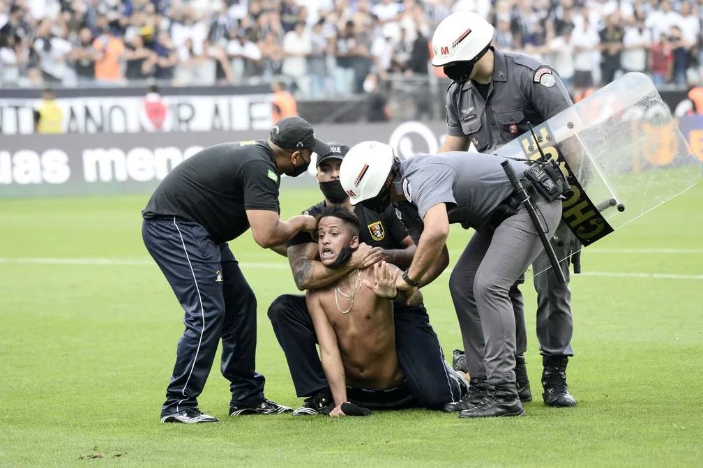 Corinthians é denunciado no STJD por invasão de campo em clássico contra o Santos