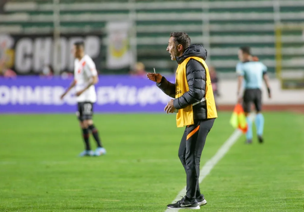 Técnico do Always Ready irá escalar time reserva contra o Corinthians para  priorizar decisão no Boliviano