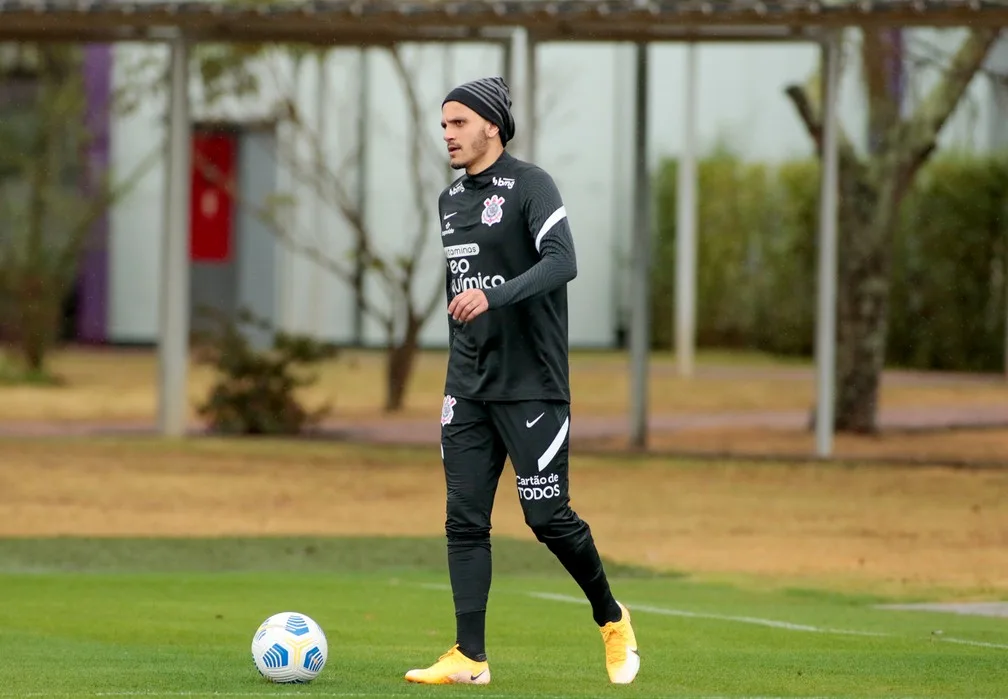 Fábio Santos projeta duelo difícil contra o Flamengo pelo Campeonato Brasileiro