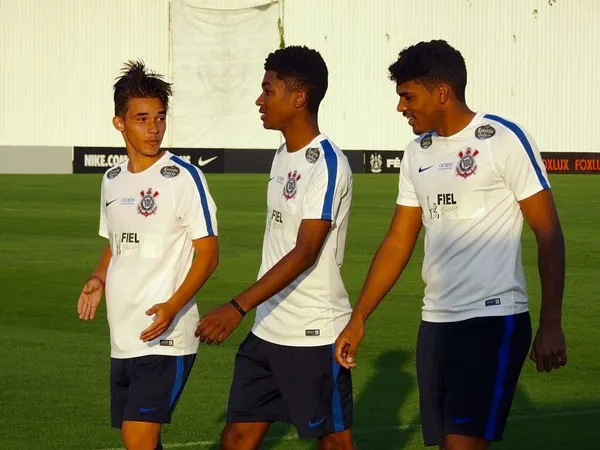 Conheça os oito garotos que reforçaram treino do Corinthians nesta quinta