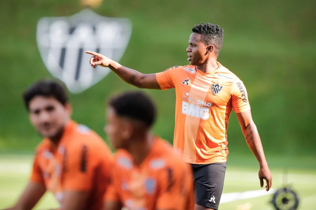 Cazares no Corinthians? Veja a situação do meia do Atlético-MG