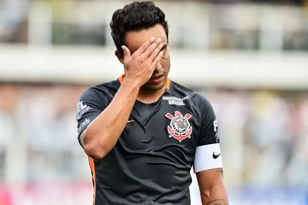 Jadson enfrenta má fase e tem concorrentes em alta no Corinthians