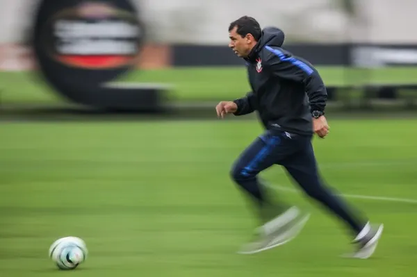 Carille ou quatro técnicos? Manutenção faz diferença em Corinthians x Vitória