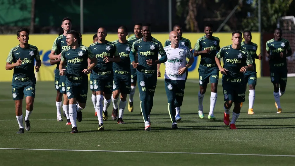 Protocolo de controle da Covid-19 gera confusão na chegada do Palmeiras ao Equador