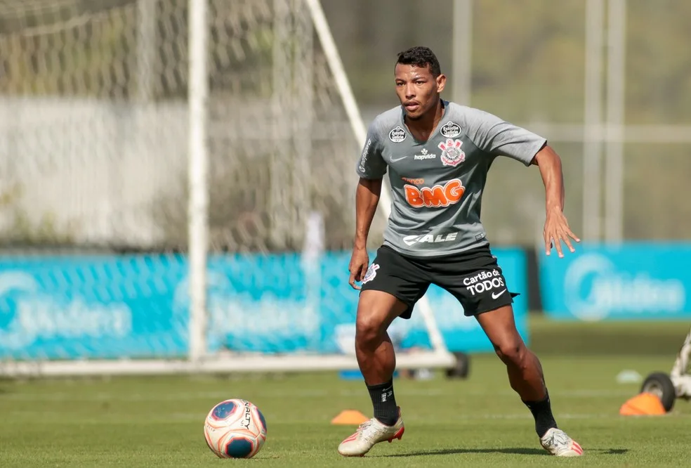 Corinthians prorroga empréstimo e dá aumento salarial a meia promovido ao time profissional