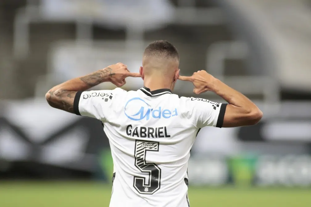 Entenda por que Gabriel, do Corinthians, comemorou gol com dedos nas orelhas