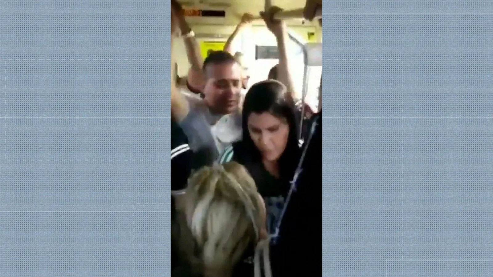 Vídeo: Grupo de Corinthianos agride e expulsa torcedora Palmeirense do metrô