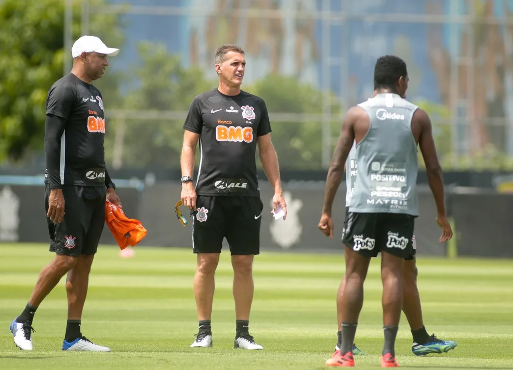 Mancini ganha oito jogadores e começa a preparar Corinthians para enfrentar o Ceará