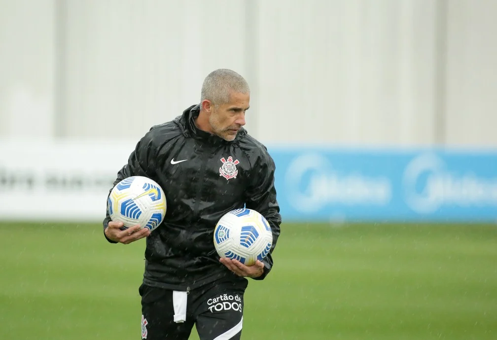 Diretoria do Corinthians banca Sylvinho, mas demissões recentes pós-Dérbi aumentam pressão