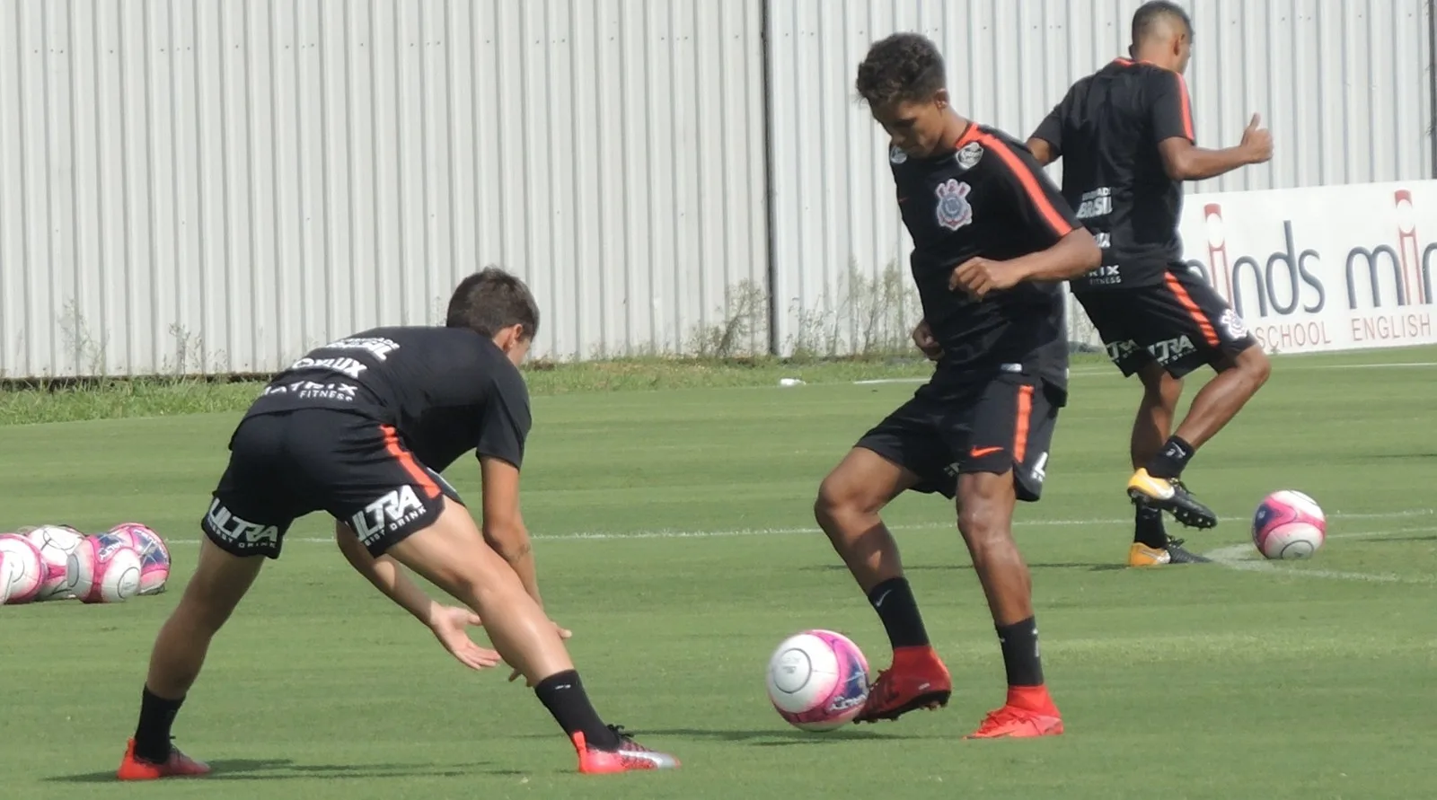 De repente 20: Corinthians mira futuro e aposta em Mateus Vital e Pedrinho