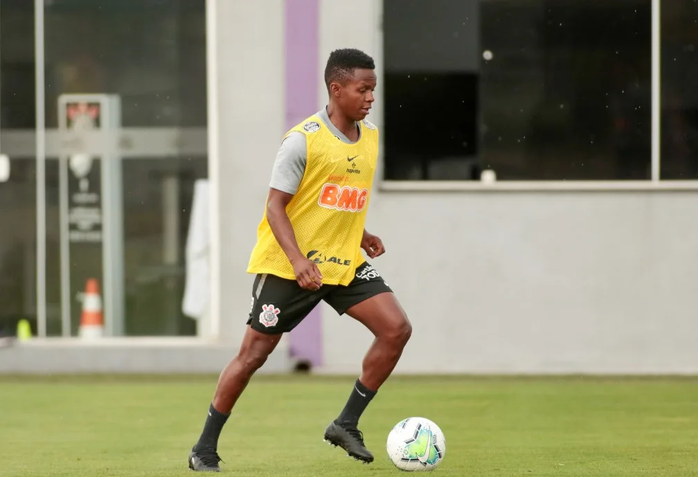 Treino tem Boselli e Cazares trabalhando com o grupo