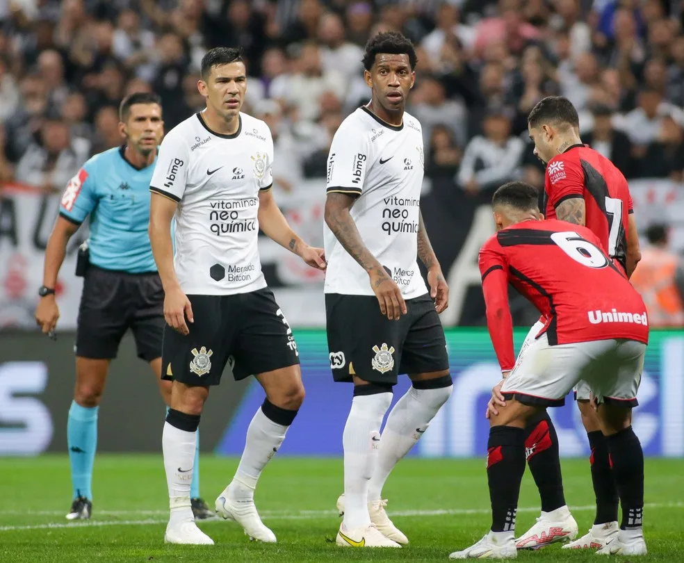 Preocupa? Corinthians não terá zagueiros titulares juntos entre semi e final da Copa do Brasil