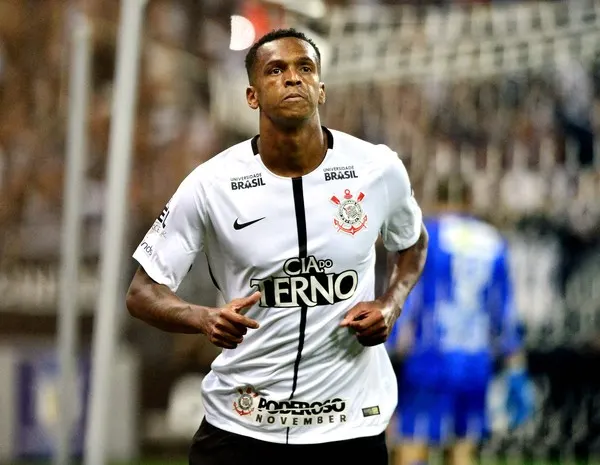 Em férias no Corinthians, Jô terá de 