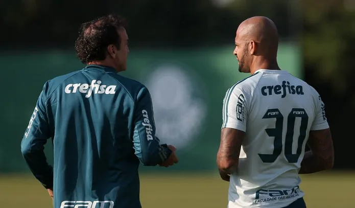 URGENTE: Cuca reúne elenco do Palmeiras e decide afastar Felipe Melo do jogo com Avaí