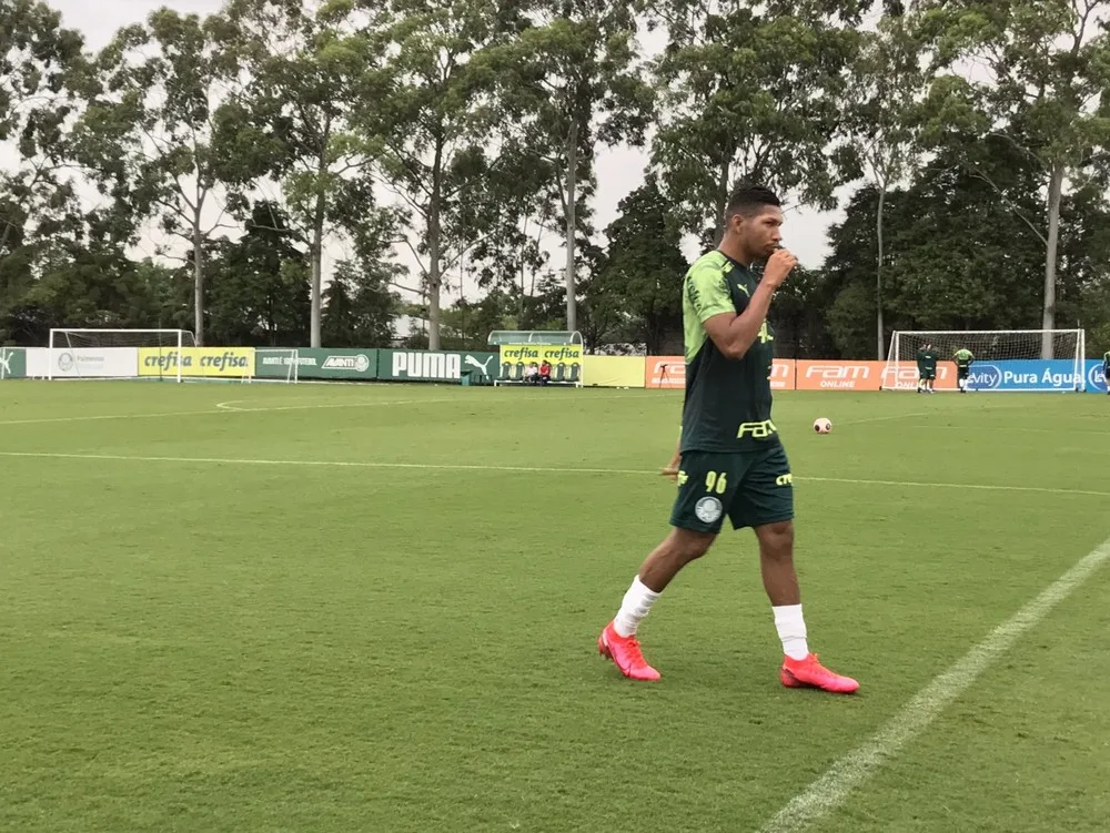 Rony treina como titular no Palmeiras, é inscrito no Paulistão e deve estrear em clássico