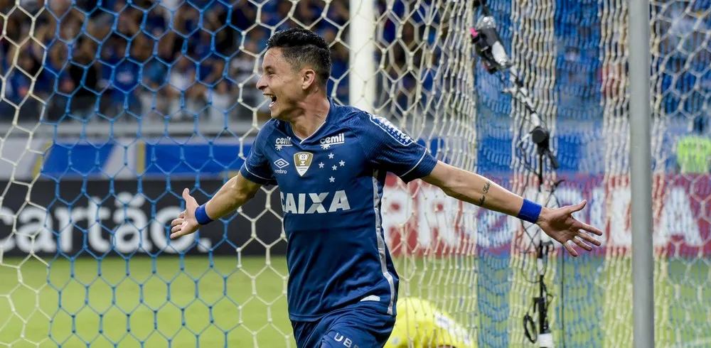 Cruzeiro corre para cobrir proposta milionária do Palmeiras por Diogo Barbosa