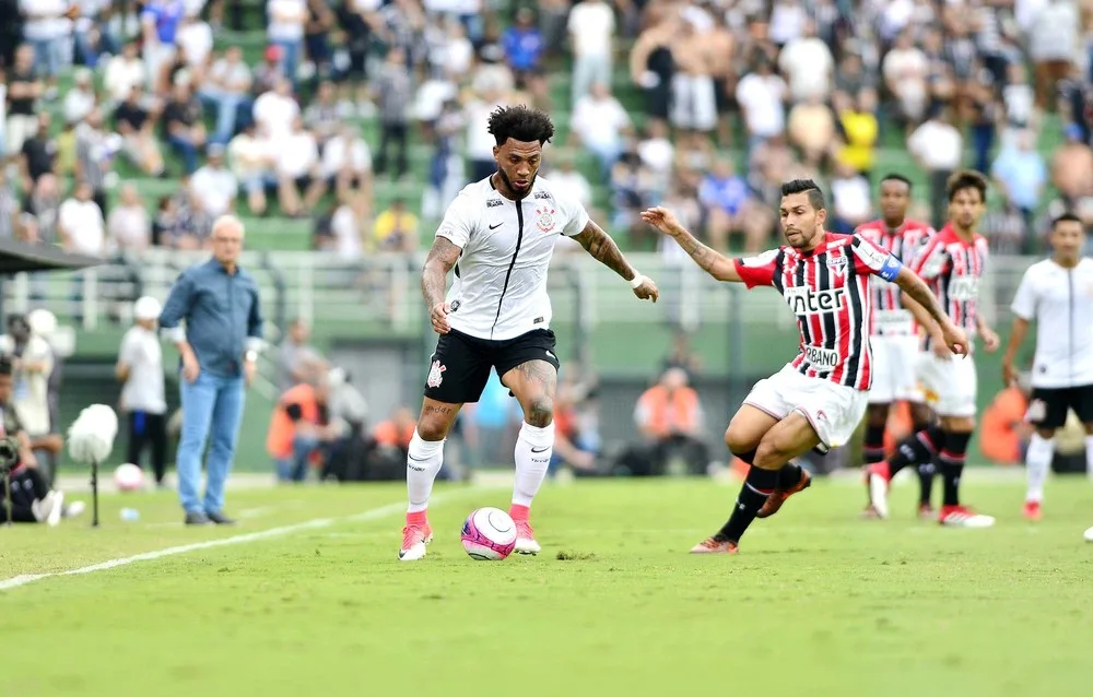 Bancado por Carille em clássico, Kazim perderá vaga de titular no Corinthians