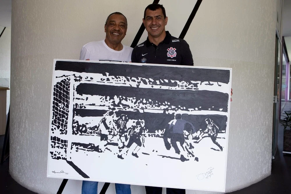 Basílio vai ao CT do Corinthians e entrega quadros de gol histórico em 1977