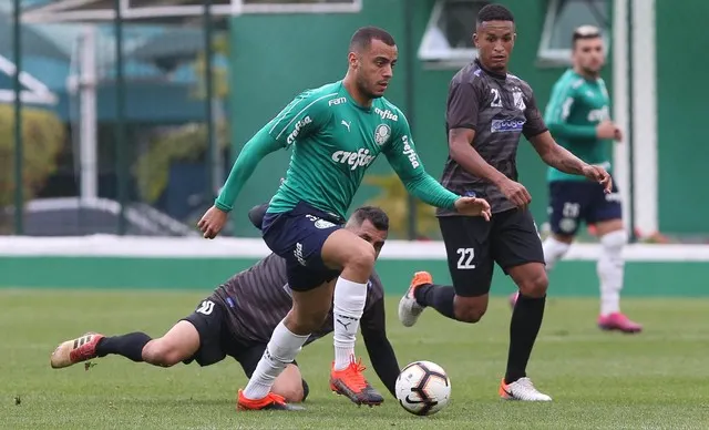 [COMENTE] Com 5 centroavantes em seu elenco, vender Arthur Cabral é um bom negócio para o Palmeiras?