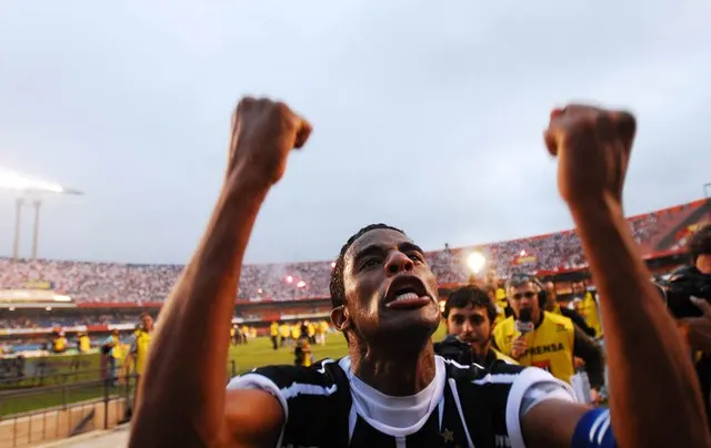 Dez anos depois de gol e choro de Betão, São Paulo e Corinthians invertem papéis