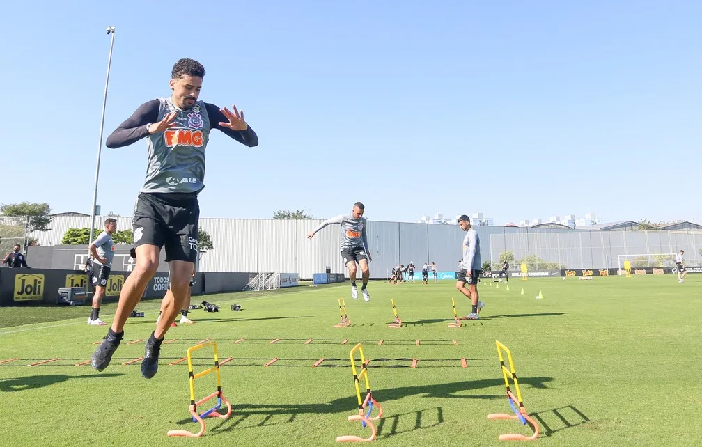 Zagueiro do Corinthians mantém tratamento e segue sem data de retorno