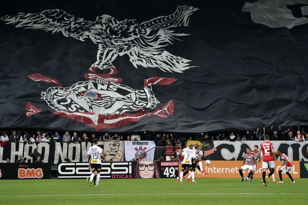 Torcida desanimada não sente mais o calor do Timão