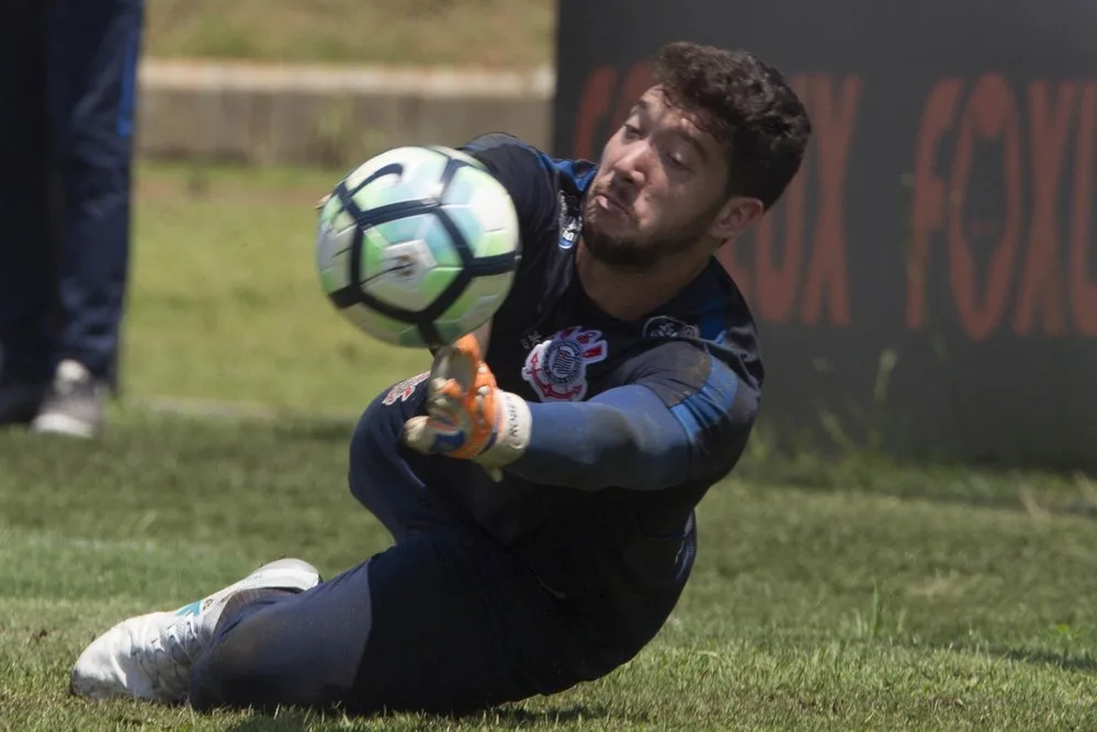 Corinthians define empréstimo de goleiro Caíque França para o Oeste