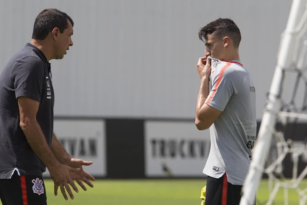 Agora titular, Mantuan usa conselhos de Fagner para substituí-lo no Corinthians