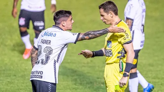 Fagner comemora duas vitórias seguidas do Corinthians, algo inédito em 2021: 