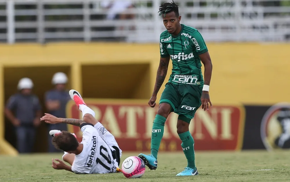 Titular nos quatro jogos, meio-campista é defendido no Palmeiras