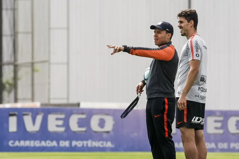 Barrado no clássico, Danilo Avelar deve voltar à lateral esquerda do Corinthians contra o Cruzeiro