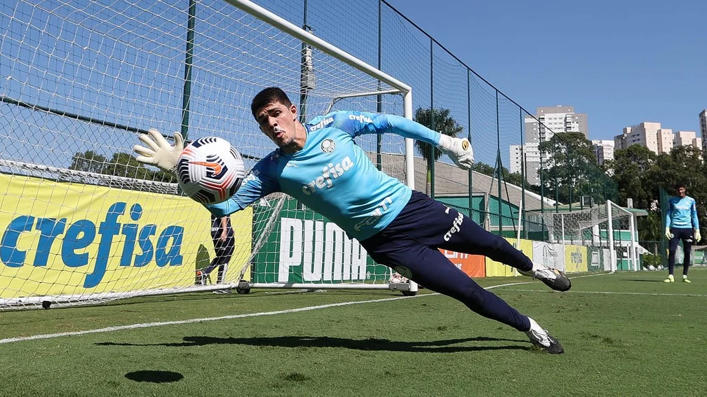 Vinicius Silvestre volta ao gol do Verdão para fazer seu terceiro clássico em oito jogos