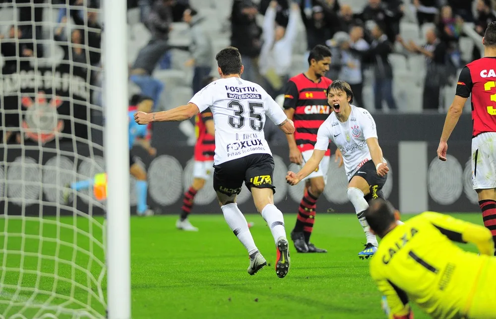 Após primeiro gol, Avelar é obrigado a adiar promessa