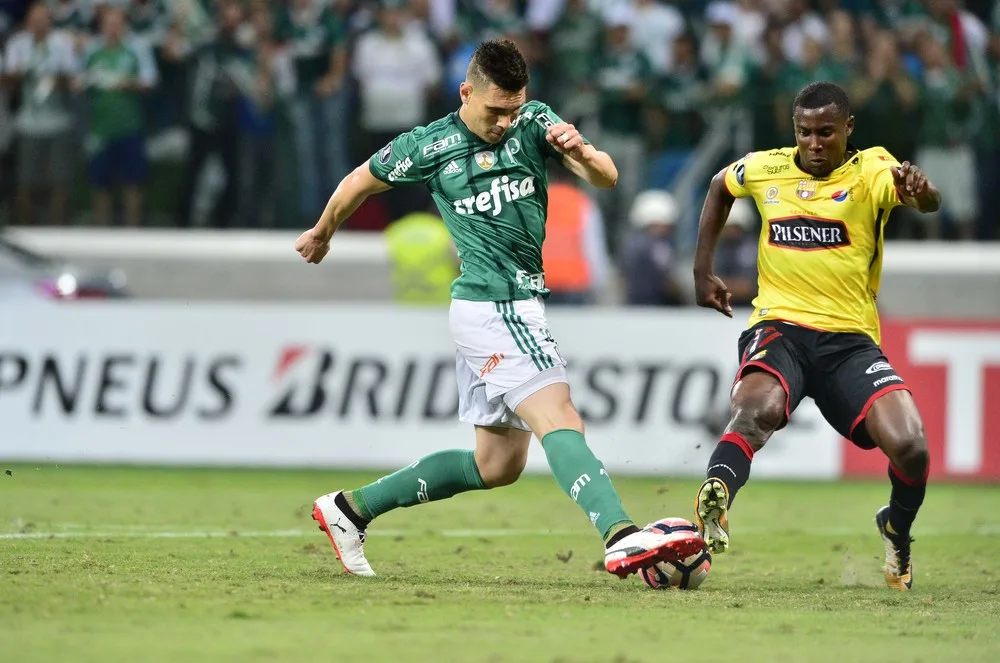  Só susto! Moisés sai mancando do jogo do Palmeiras, mas exame mostra joelho intacto