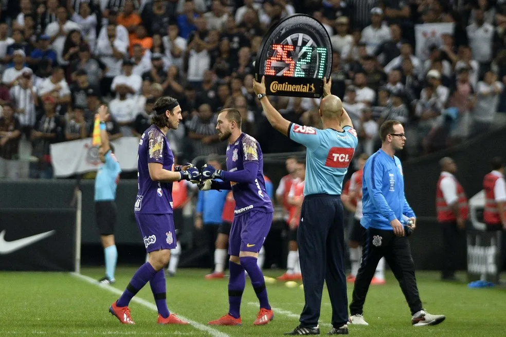 Walter admite provável saída, mas mantém esperança em ficar no Corinthians