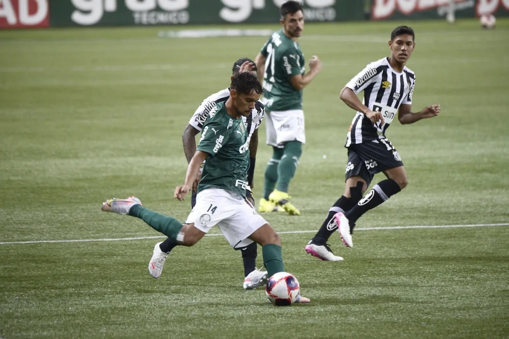 Scarpa se assusta com barulho do apito do árbitro durante o clássico contra o Santos, veja o vídeo