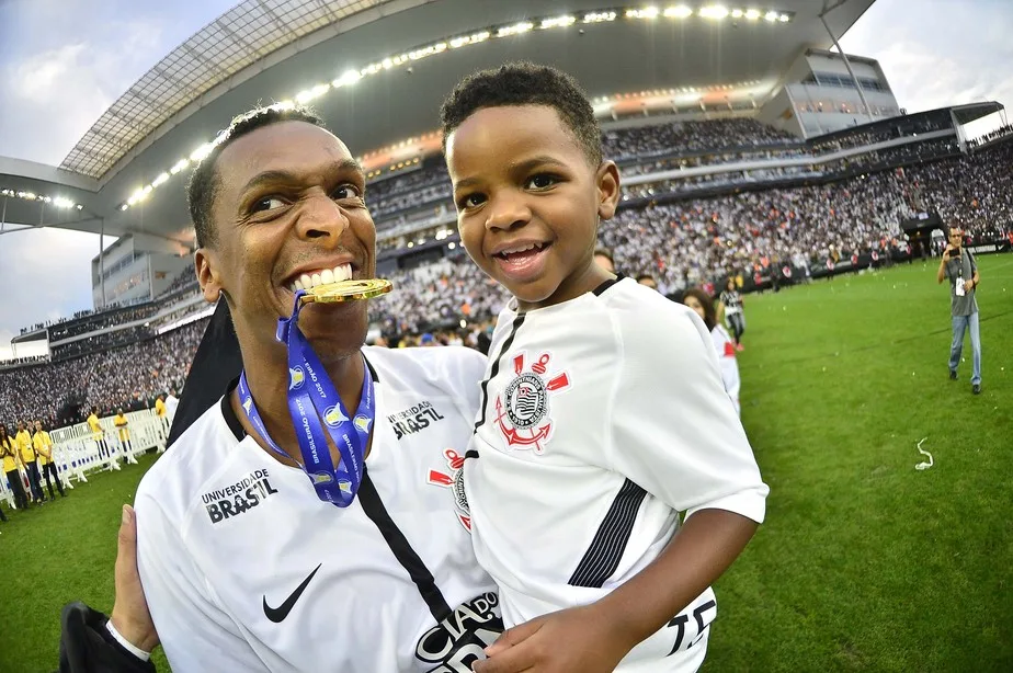 Descansar ou brigar pela artilharia? Jô não se garante em Sport x Corinthians