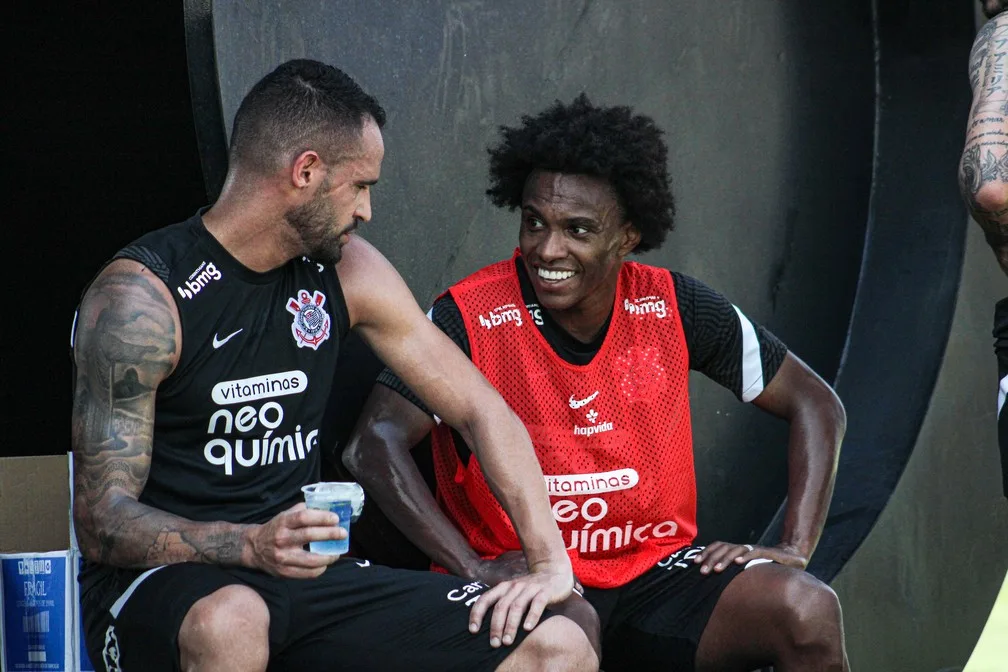 Em busca de feitos inéditos no Corinthians, Willian e Renato Augusto reveem clássico contra o Palmeiras