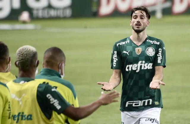 Diretor da Roma já confirma Viña, mas Palmeiras aguarda 