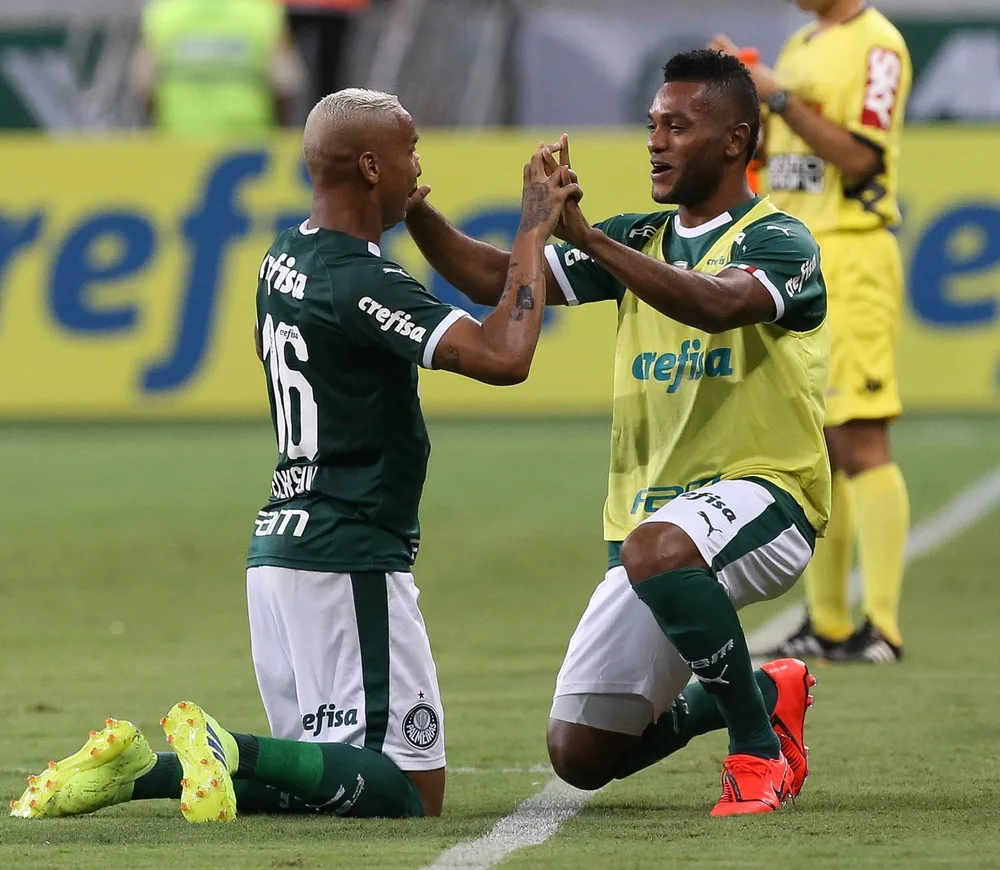 Palmeiras e Corinthians se enfrentam, com atenção aos seus camisas nove
