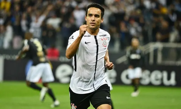 Jadson diz que fica no Corinthians em 2018 para buscar a primeira Libertadores