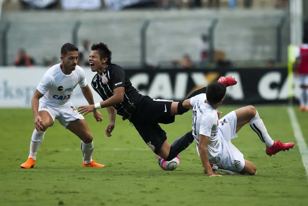 Selfie, provocação e gols: Romero vira protagonista do Corinthians em clássicos