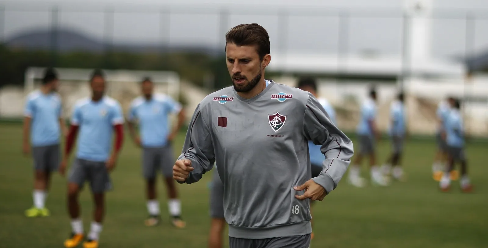 Corinthians se acerta com Henrique e aguarda rescisão do zagueiro com o Fluminense