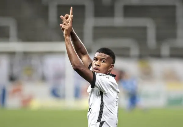 Voltando ao Corinthians, Léo Natel tem futuro incerto no ataque do time.