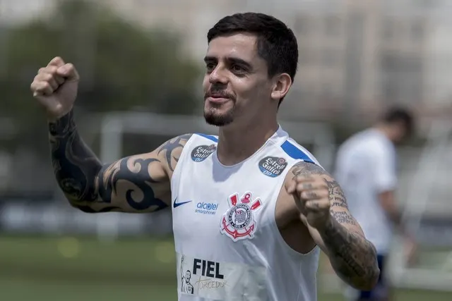 Fagner fala sobre novo contrato com Corinthians e mira outra chance na Seleção