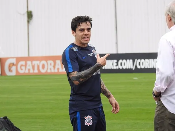 Convocado, Fagner sofre com trote no Corinthians: 