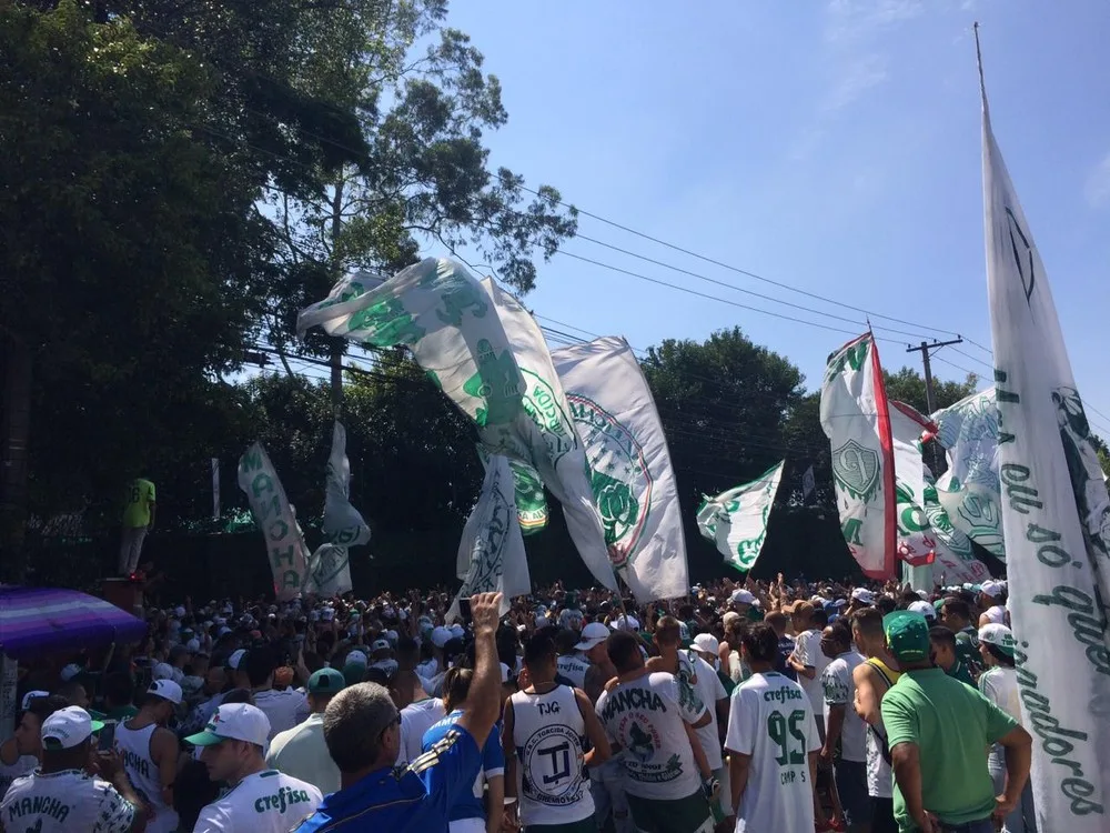 Palmeiras faz treino fechado, e torcida transforma avenida em arquibancada
