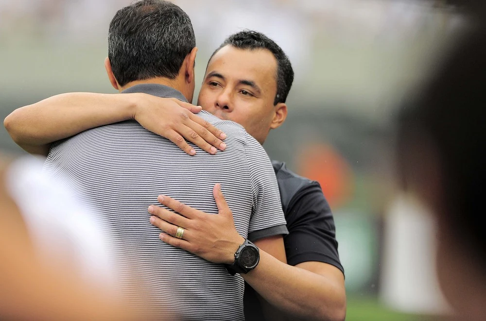 Sabendo da sombra de Carille, Jair se prepara para curso da CBF e mantém rotina no clube